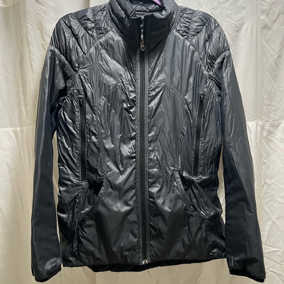 Like new Lululemon lightweight down reversible black/grey jacket - Picture 3 of 6